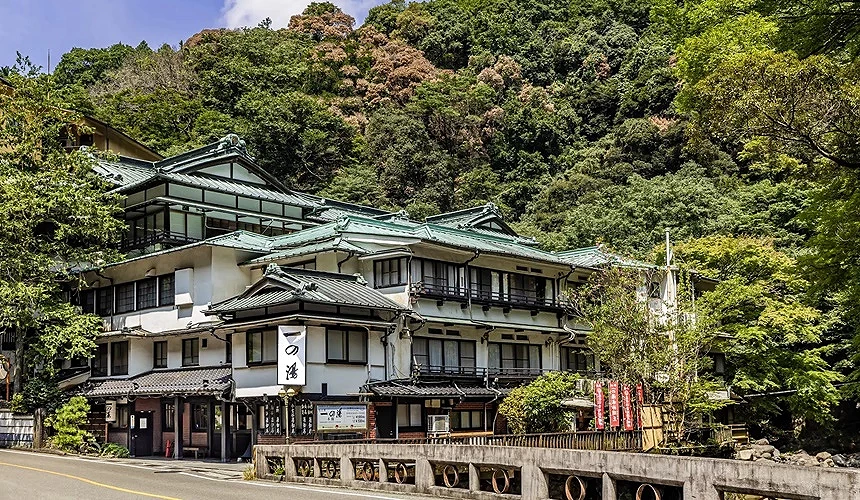 塔之澤一之湯本館外觀與綠葉