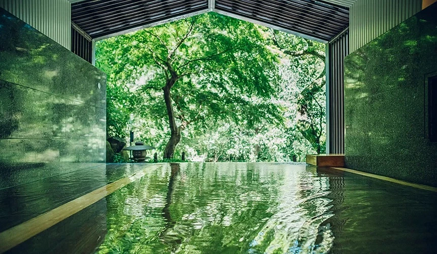 新綠景色的半露天溫泉