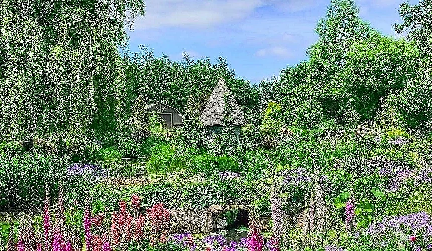 綠意圍繞的小屋與綻放的粉色小花