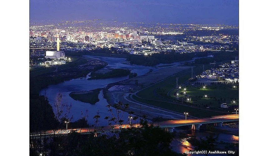 由嵐山觀景台眺望的旭川夜景,可見地下城市燈火點點