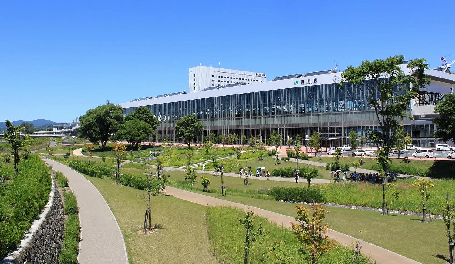 旭川北彩都公園內有大片綠地,後方即是旭川車站