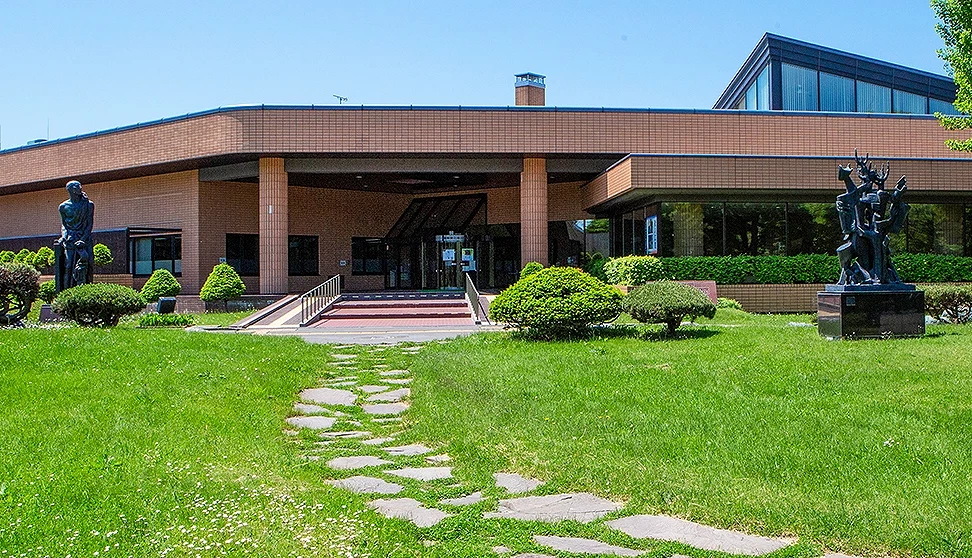 北海道立旭川美術館為一棟一層樓的紅磚建築,門口外是綠草如茵