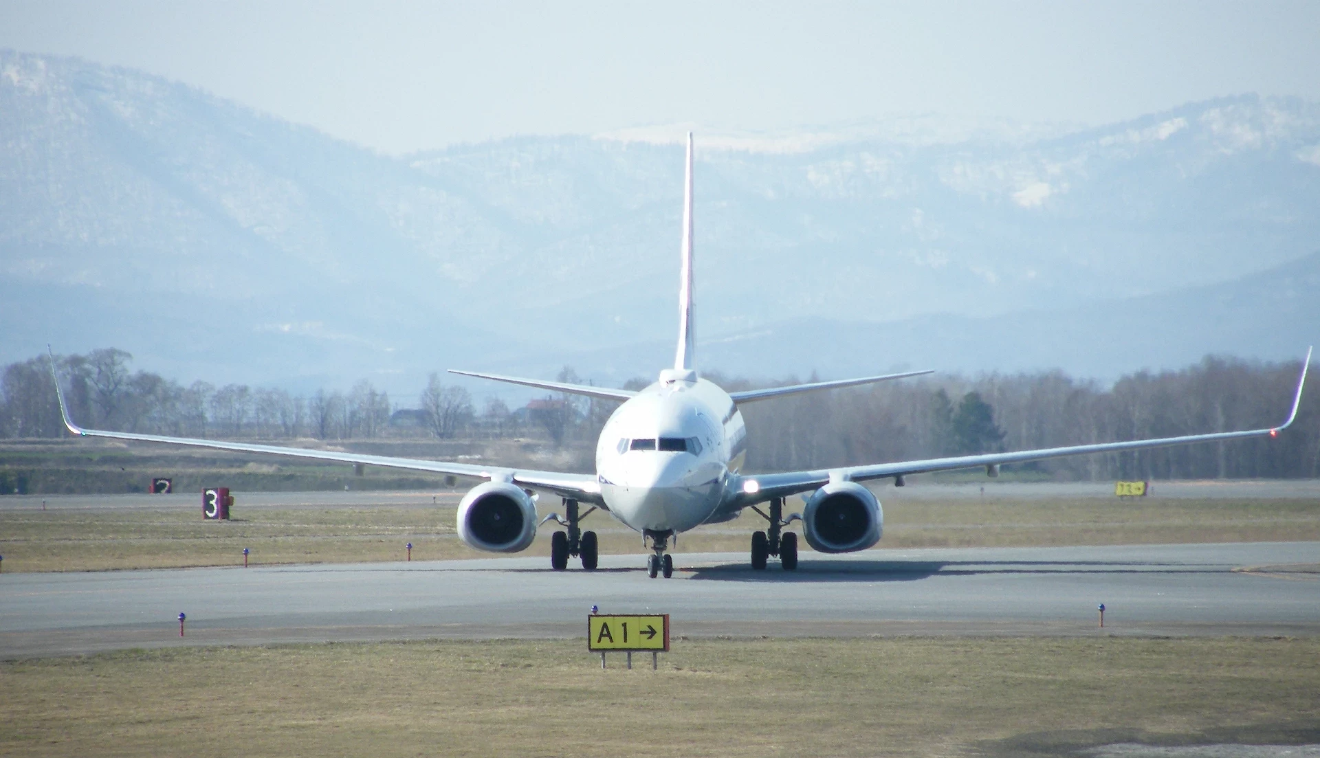 旭川機場一景,飛機在跑道上行駛中