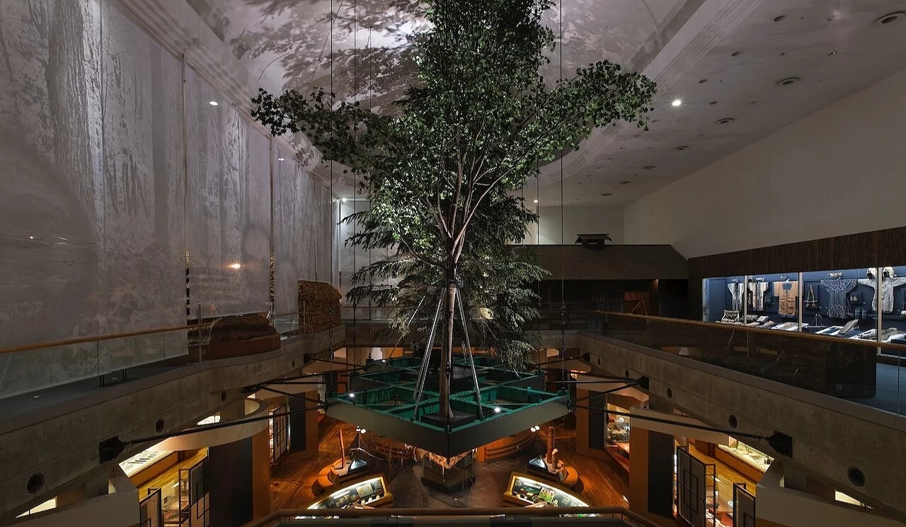 旭川市博物館展場中間有一顆樹,空間設計很吸睛