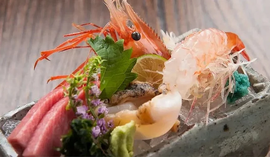 壽司港餐廳的海鮮料理,可以看到新鮮的生魚片和蝦