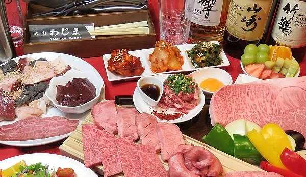 YAKINIKU WAJIMA的套餐,包含不同和牛部位、壽司、火鍋、沙拉等