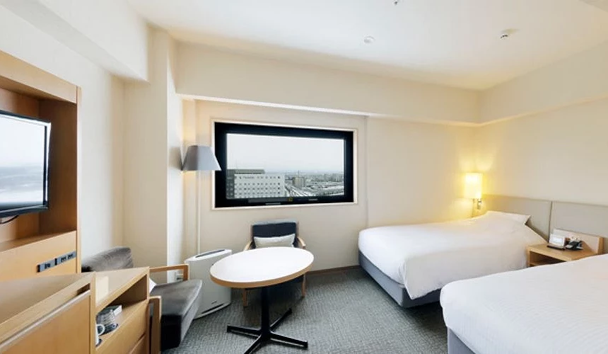 「JR INN 旭川」雙床房內部,窗外可見市景