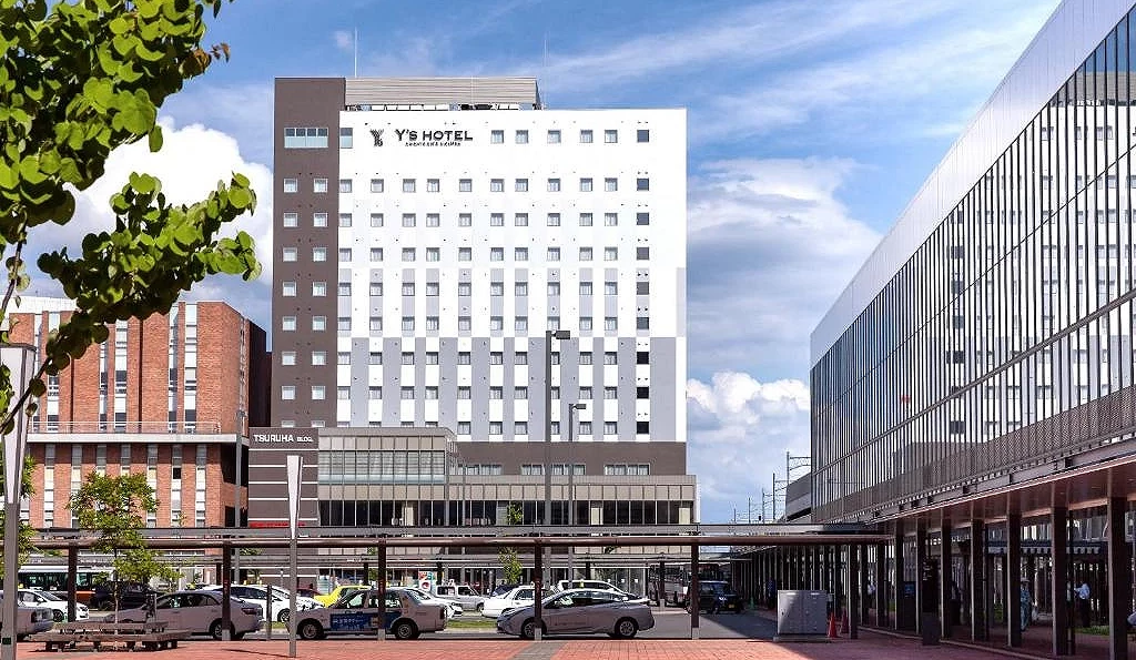 Y's Hotel 旭川站前外觀,右側窗戶玻璃反光的大樓即為旭川車站