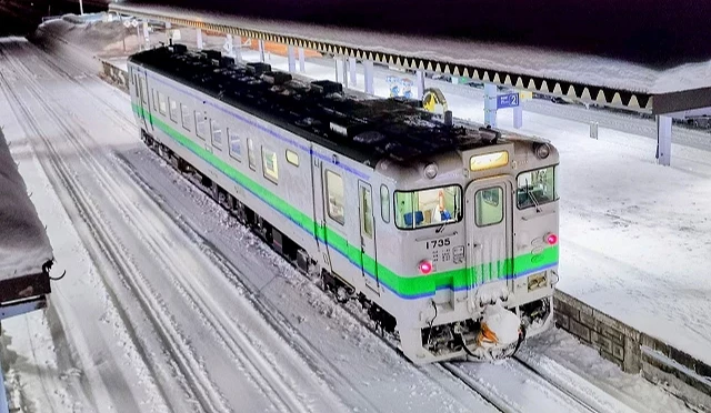 富良野車站,晚間列車進站