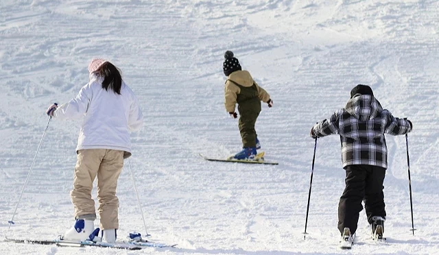 3個小孩在亦步亦趨滑雪中