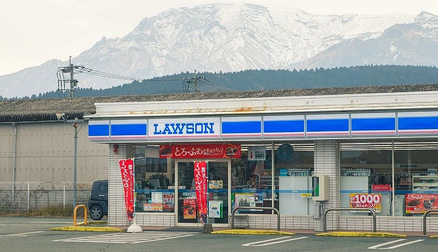 日本 LAWSON 外觀,後面有漂亮的雪山連峰