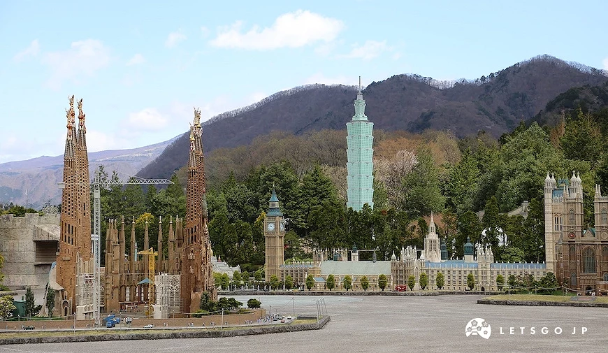 鬼怒川的東武世界廣場園區景色,園內展示多座世界知名建築的縮小模型,背景可見山林環繞的高原景觀