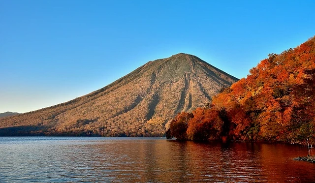 中禪寺湖與楓紅遍野的男體山,湖光山景非常美麗