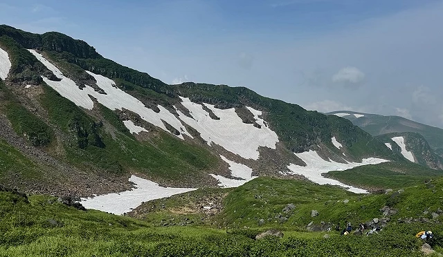 夏天鳥海山的雪溪