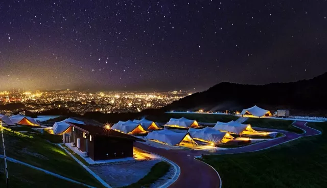 福岡郊區住宿推薦：Snow Peak YAKEI SUITE ABURAYAMA FUKUOKA 俯瞰夜景