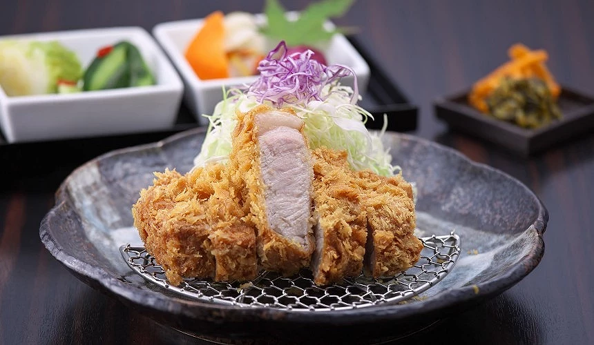 炸豬排的切面與生高麗菜