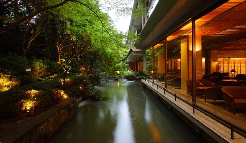 庭園跟建築物中間有一條河