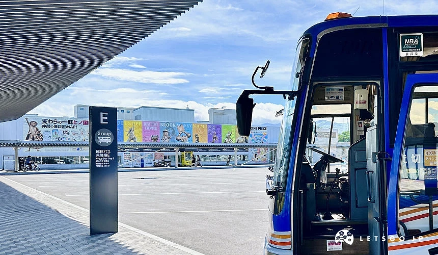 國際線入境大廳往團體乘車處方向前進,會看到 E 號月台