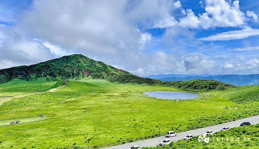 草千里之濱公路展望台眺望到的山丘與湖泊景色