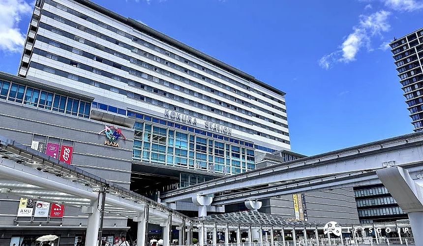 JR小倉站南側外觀,連結單軌列車與行人空橋
