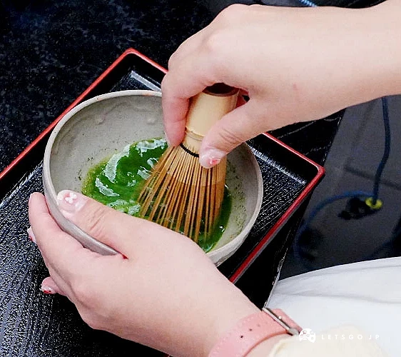 參加者可以體驗手持茶筅親自刷抹茶