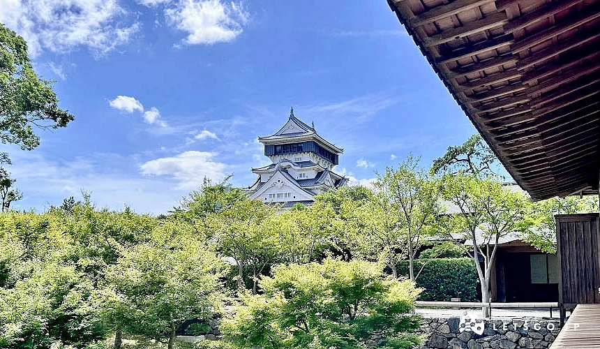 從書院棟緣廊上可欣賞庭園景緻與小倉城天守閣