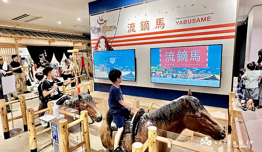 小孩在玩騎馬射箭的模擬遊戲