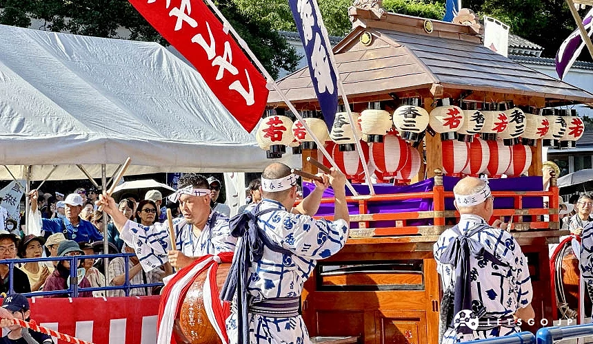 「小倉祇園太鼓」行進中的山車與擊鼓人