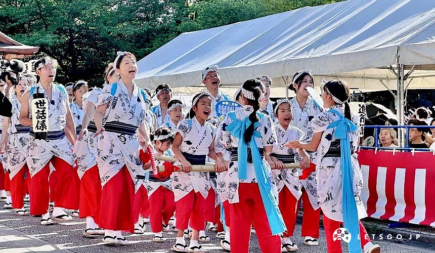 山車前方由町內的成員組成「節奏唱喝(お囃子)」隊伍