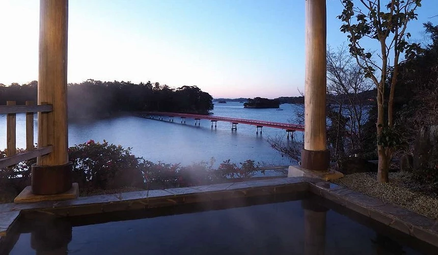 露天溫泉外面可以看到海面上紅色的橋與島嶼