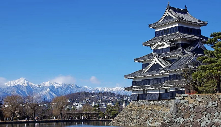 松本城與北阿爾卑斯山雪色景緻