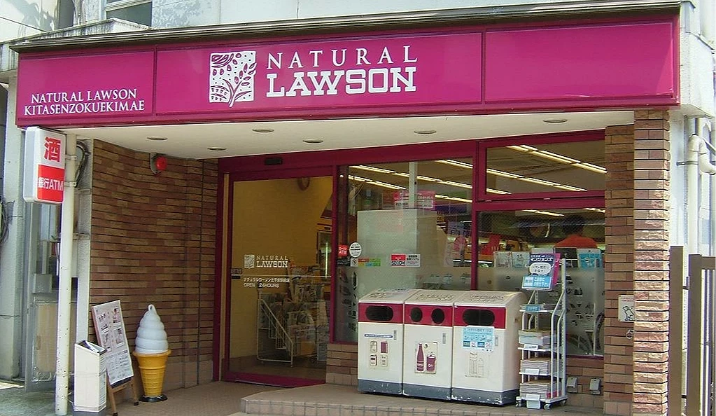 日本 NATURAL LAWSON ,招牌是桃紅色