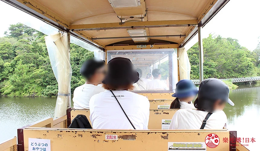 可以搭乘繞園的「琉球小火車」觀賞園區景色
