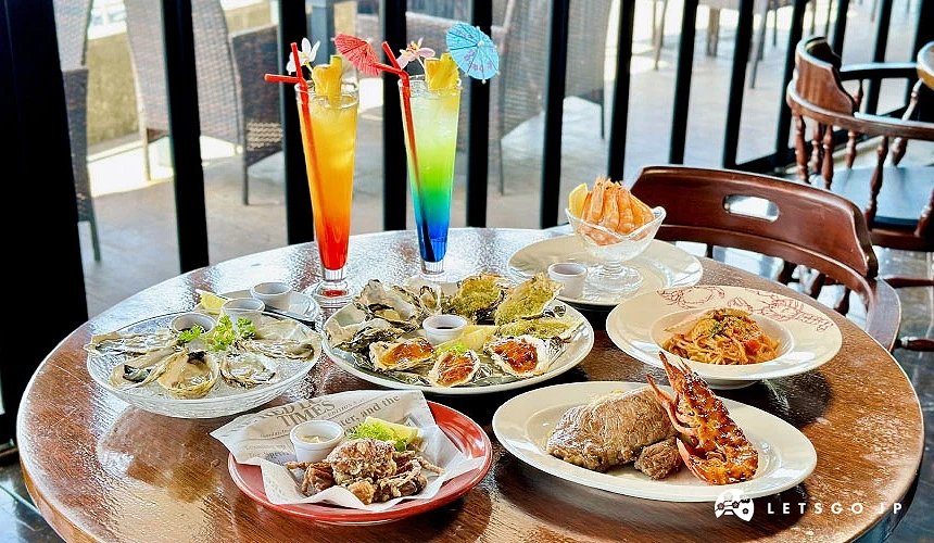 「Red Lobster 沖繩北谷店豐盛的海陸大餐,包含生蠔、龍蝦、牛排與色彩繽紛的熱帶無酒精調酒