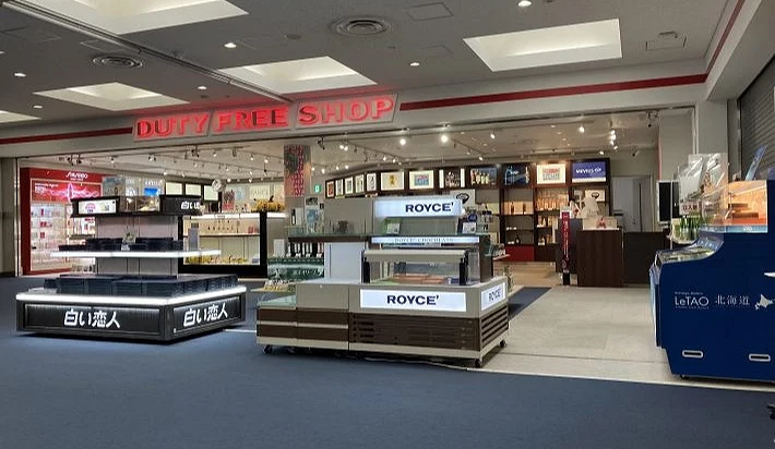 機場免稅店內擺滿多款商品,亦可見不少人氣伴手禮品牌