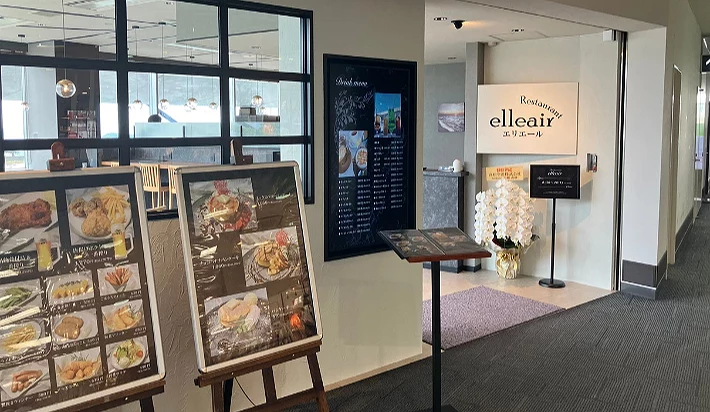 ELLEAIR的店內設有大窗戶,店外展示餐牌