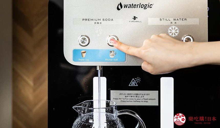 手按著氣泡水按鈕