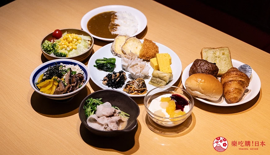擺放咖喱飯、黑豬肉等各種早餐料理的桌子