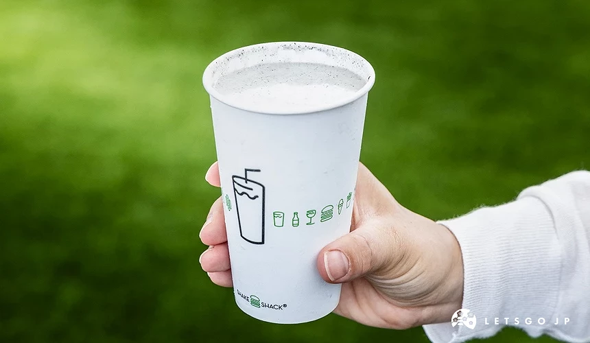 手拿著SHAKE SHACK芝麻奶昔中景