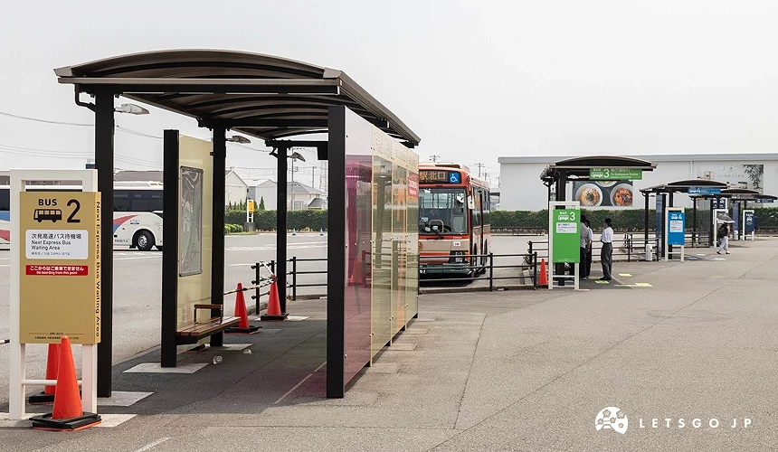 廣場上設置多個公車站