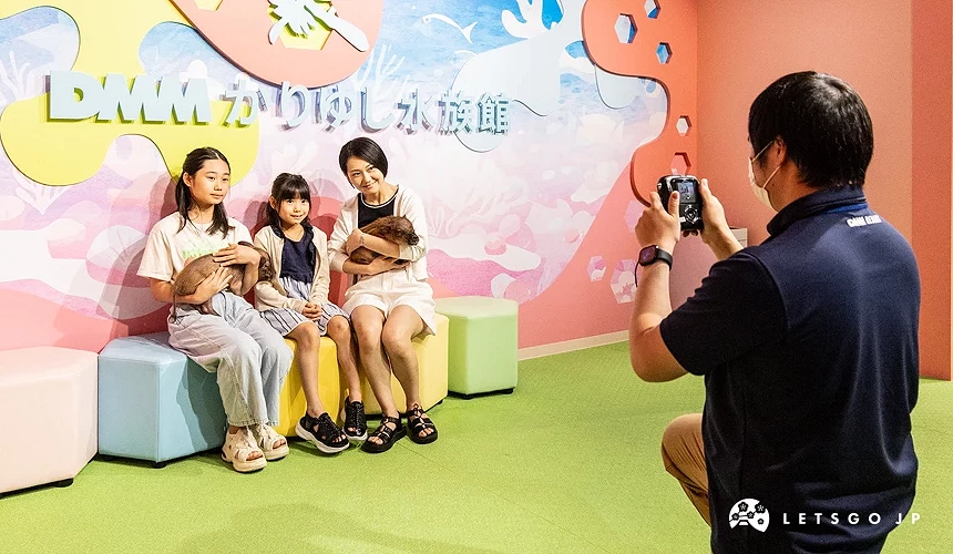 工作人員正拍攝下親子抱著迷你豬的樣貌