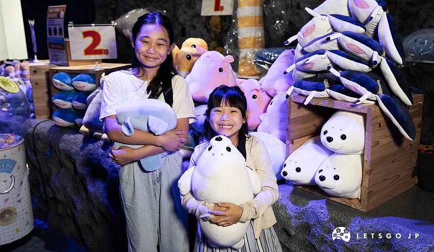 孩子們在水族館抽中玩偶,與玩偶合影