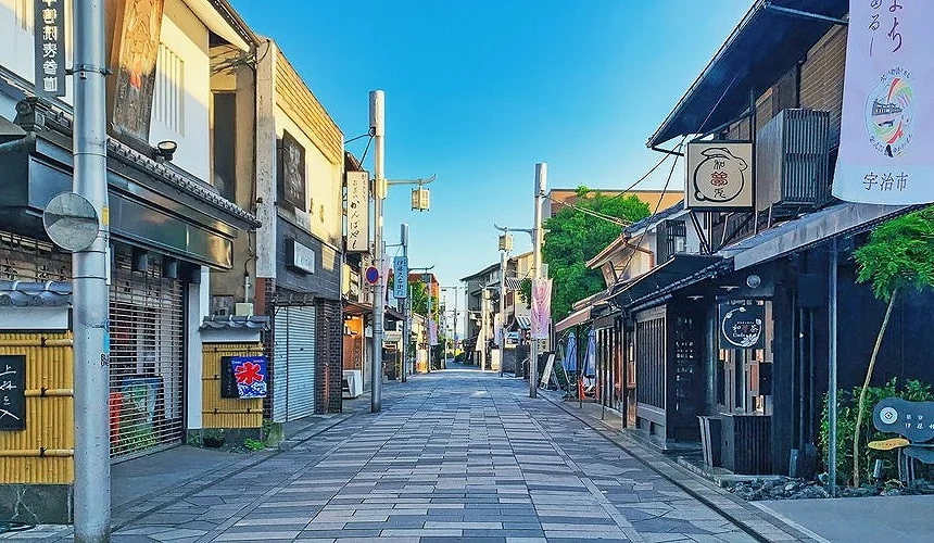 宇治平等院表參道的早晨街景,兩側林立著茶舖與傳統建築