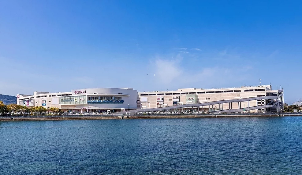 從海岸邊望向永旺夢樂城高松外觀大景