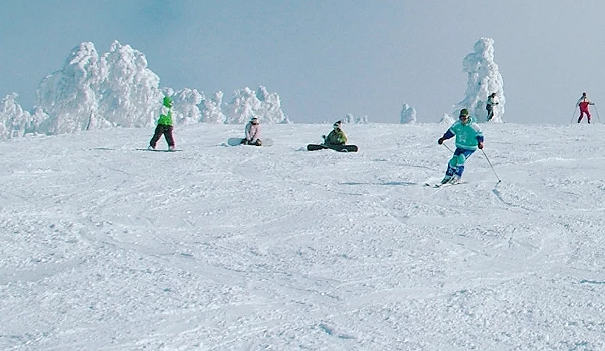 雪場有人在滑雪