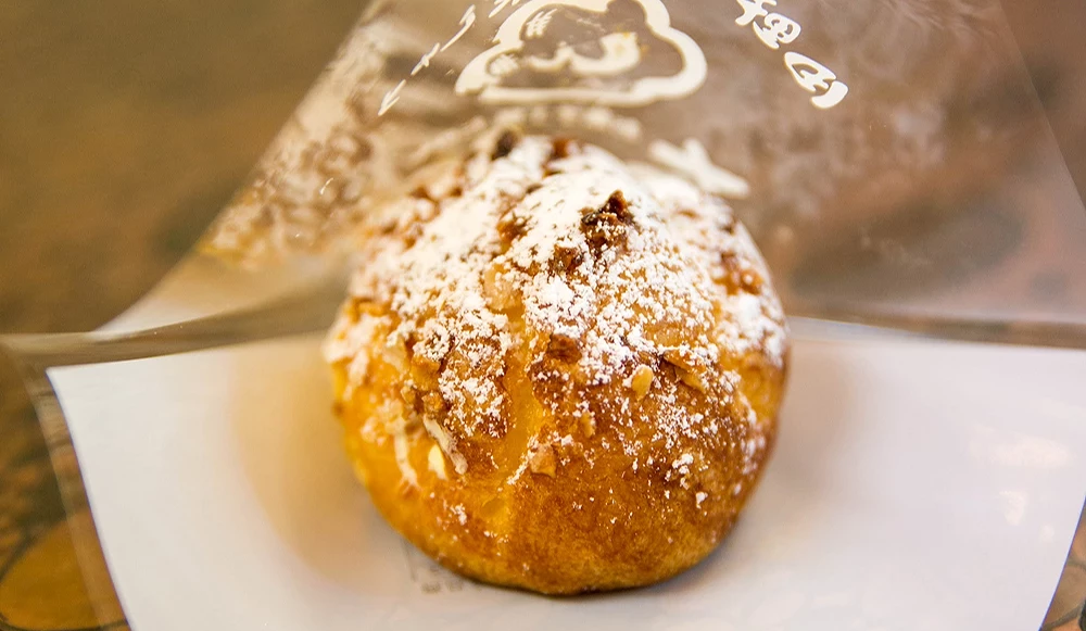 tanoya的招牌泡芙「Tano-Choux」,酥脆外皮包裹滿滿卡士達內餡
