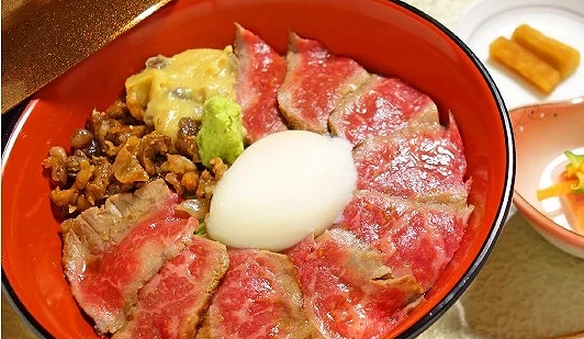 烤牛肉搭配溫泉蛋的赤牛丼
