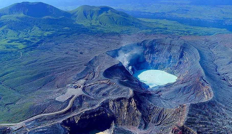 冒煙的火山口、廣大的原野,都是阿蘇獨特的火山地貌