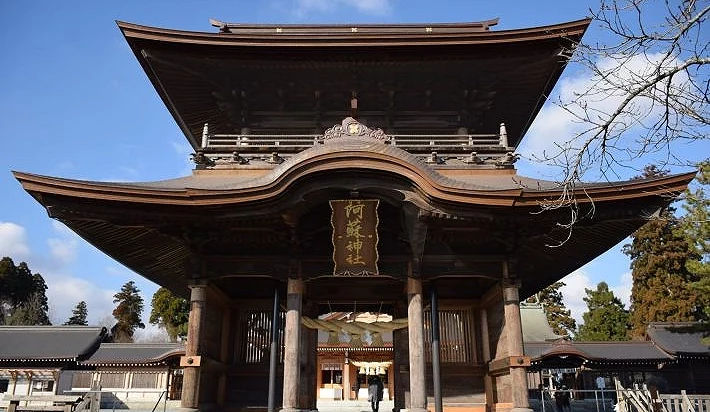 巨大的阿蘇神社樓門