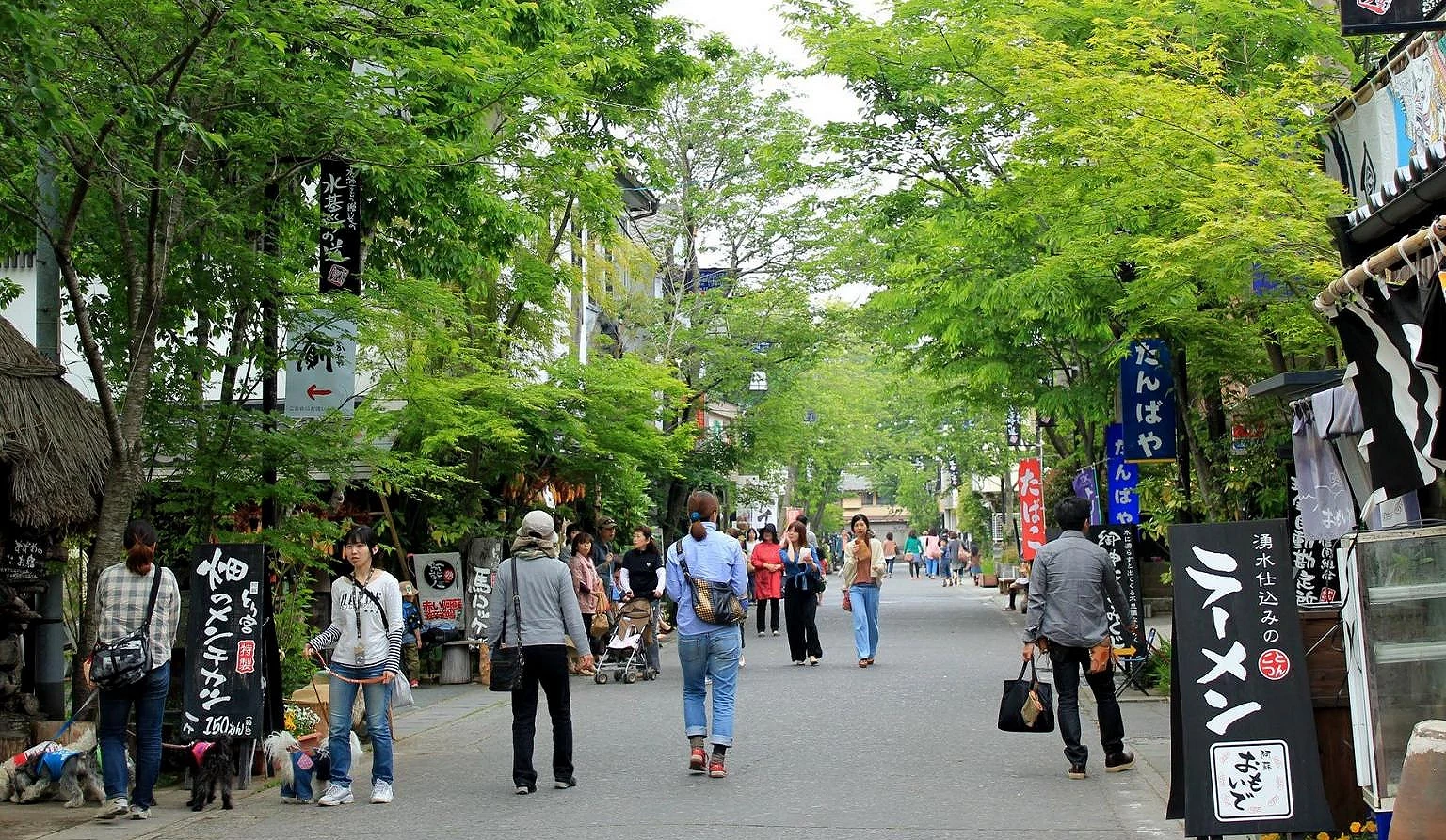 人潮熙攘的阿蘇門前町商店街